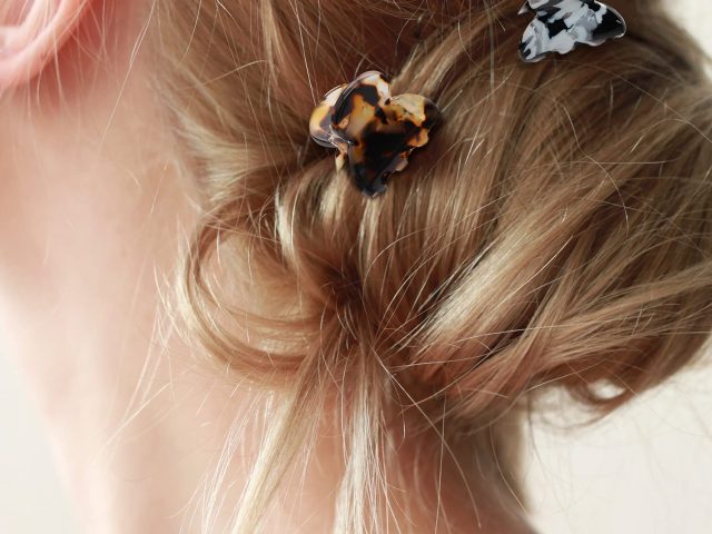 Using Mini Hair Claw Clips for Messy Buns and Relaxed Everyday Styles
