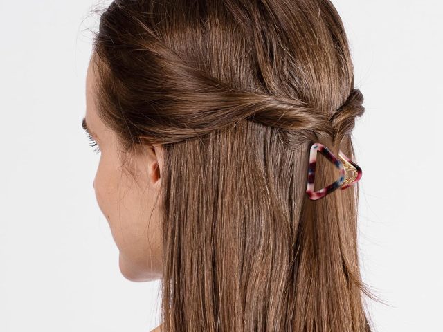 How to Create an Effortless Messy Bun with Small Claw Clips in Seconds