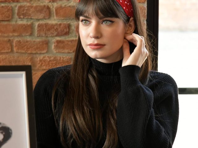 Travel-Friendly Hairstyles: Why Wide Headbands Belong in Your Bag