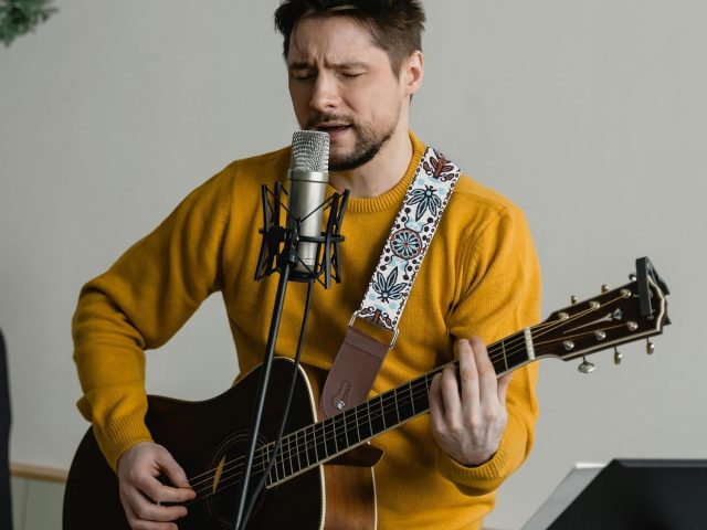 How to Choose a Guitar Strap as a Gift for Musicians